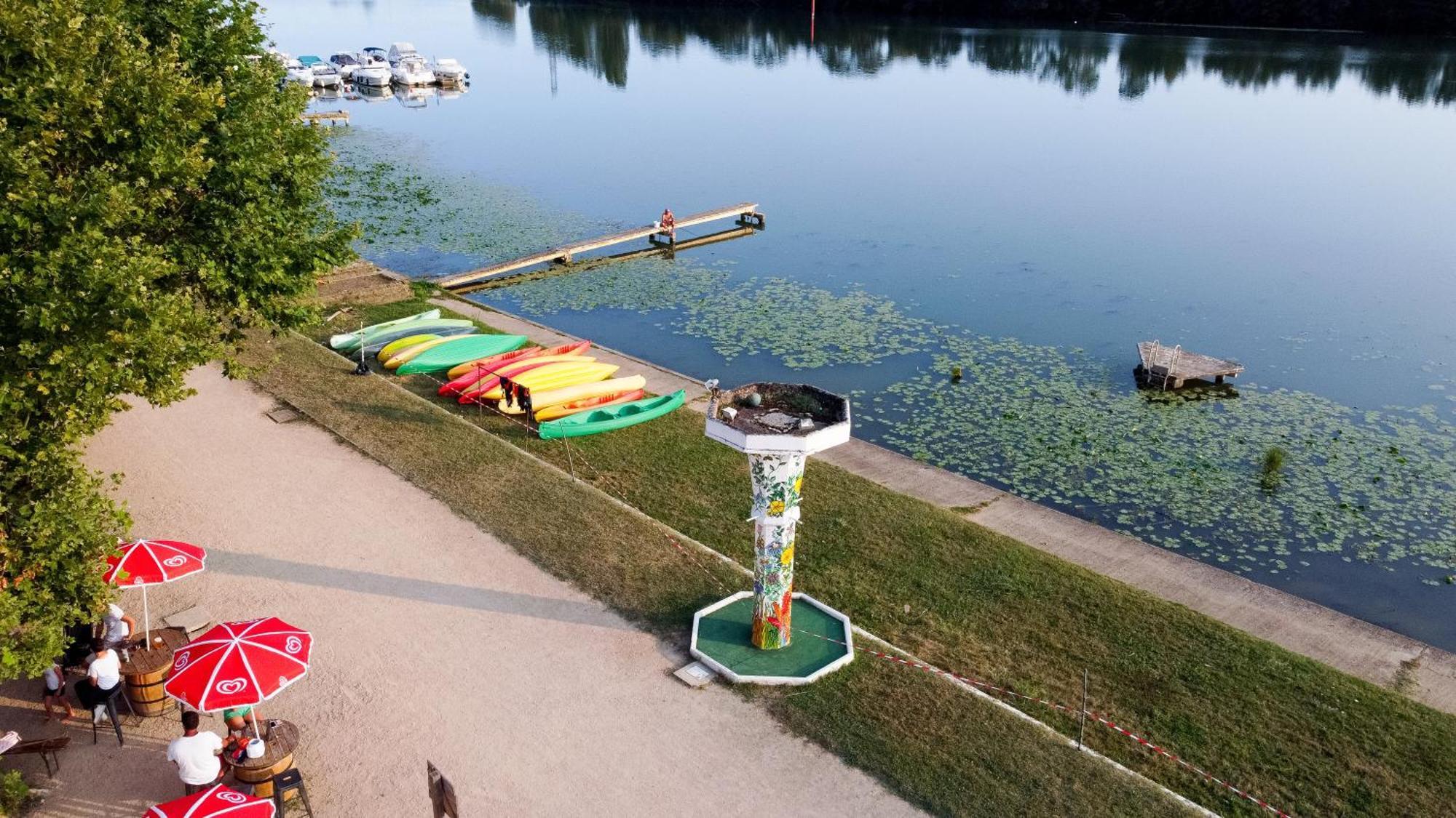 Camping De Thoissey *** Buitenkant foto