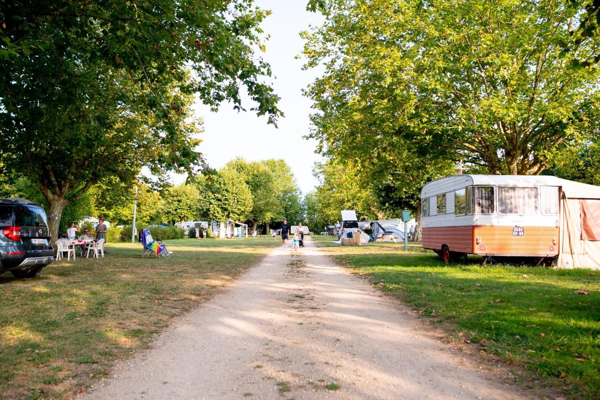 Camping De Thoissey *** Buitenkant foto