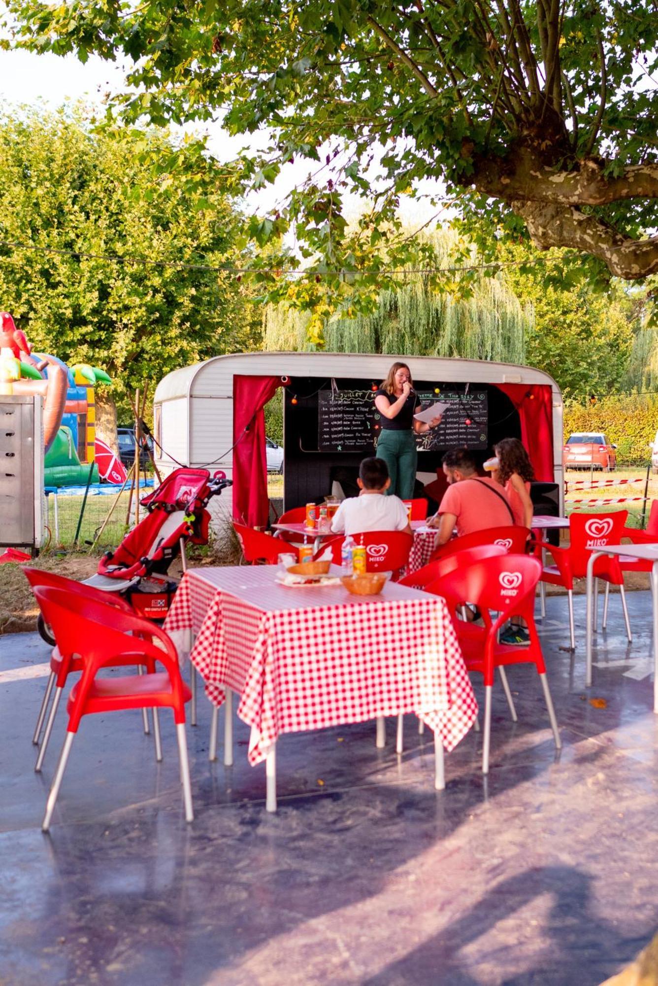 Camping De Thoissey *** Buitenkant foto